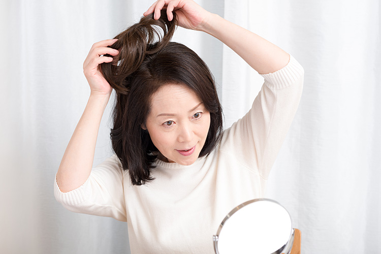 薄毛をカバーしたい人には「かつら」と「増毛」のどちらがおすすめ？